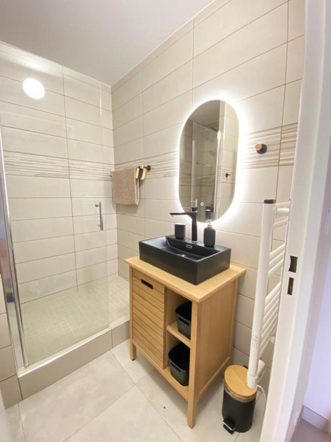 Somptueux Appartement Renove En Bord De Mer Сикс-Фор-ле-Плаж Екстериор снимка