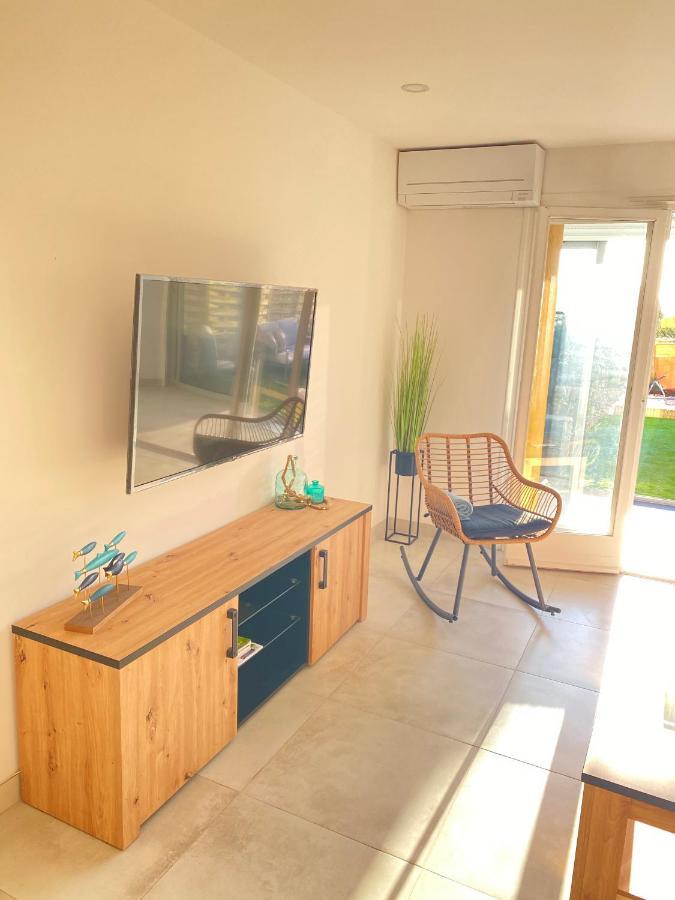 Somptueux Appartement Renove En Bord De Mer Сикс-Фор-ле-Плаж Екстериор снимка
